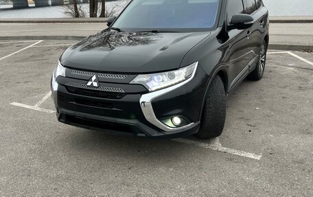 Mitsubishi Outlander III рестайлинг 3, 2019 год, 2 750 000 рублей, 14 фотография