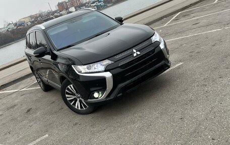 Mitsubishi Outlander III рестайлинг 3, 2019 год, 2 750 000 рублей, 16 фотография