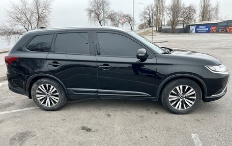 Mitsubishi Outlander III рестайлинг 3, 2019 год, 2 750 000 рублей, 39 фотография