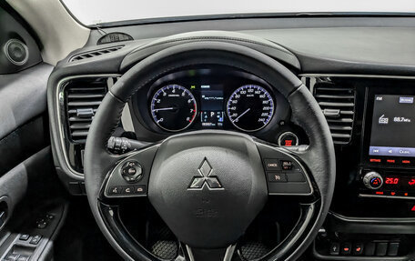 Mitsubishi Outlander III рестайлинг 3, 2020 год, 2 700 000 рублей, 21 фотография