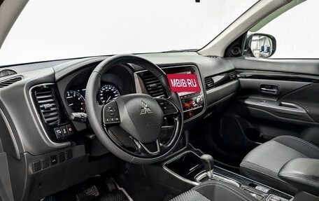 Mitsubishi Outlander III рестайлинг 3, 2020 год, 2 700 000 рублей, 16 фотография