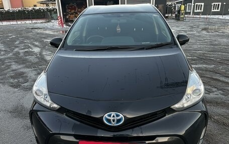 Toyota Prius Alpha I (ZVW40/41), 2015 год, 1 550 000 рублей, 1 фотография