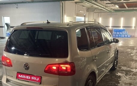 Volkswagen Touran III, 2011 год, 1 100 000 рублей, 2 фотография