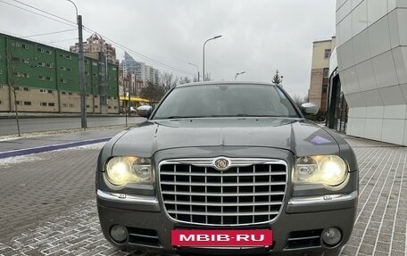 Chrysler 300C II, 2006 год, 1 510 000 рублей, 17 фотография