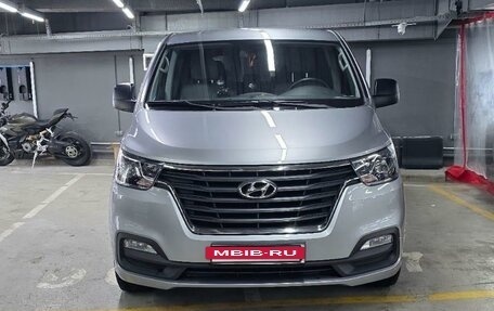 Hyundai Grand Starex Grand Starex I рестайлинг 2, 2019 год, 3 850 000 рублей, 3 фотография