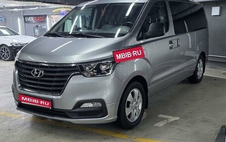 Hyundai Grand Starex Grand Starex I рестайлинг 2, 2019 год, 3 850 000 рублей, 2 фотография