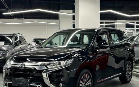 Mitsubishi Outlander III рестайлинг 3, 2022 год, 3 315 000 рублей, 3 фотография