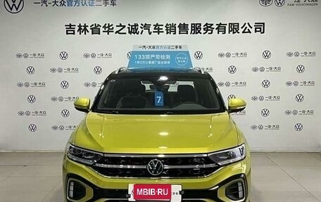 Volkswagen T-Roc I, 2023 год, 2 500 000 рублей, 2 фотография