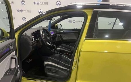 Volkswagen T-Roc I, 2023 год, 2 500 000 рублей, 14 фотография