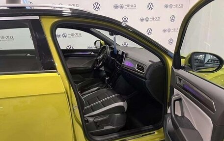 Volkswagen T-Roc I, 2023 год, 2 500 000 рублей, 16 фотография