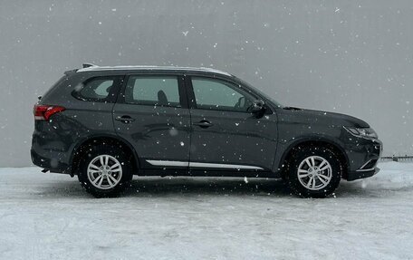 Mitsubishi Outlander III рестайлинг 3, 2017 год, 2 400 000 рублей, 4 фотография