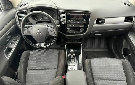 Mitsubishi Outlander III рестайлинг 3, 2017 год, 2 400 000 рублей, 11 фотография