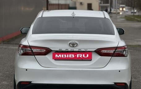 Toyota Camry, 2018 год, 1 890 000 рублей, 6 фотография