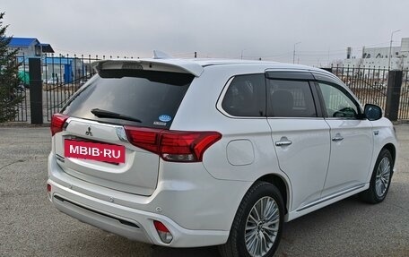 Mitsubishi Outlander III рестайлинг 3, 2018 год, 2 950 000 рублей, 2 фотография