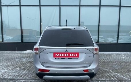 Mitsubishi Outlander III рестайлинг 3, 2014 год, 1 590 000 рублей, 4 фотография