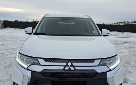 Mitsubishi Outlander III рестайлинг 3, 2019 год, 2 600 000 рублей, 2 фотография