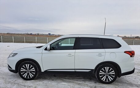 Mitsubishi Outlander III рестайлинг 3, 2019 год, 2 600 000 рублей, 3 фотография