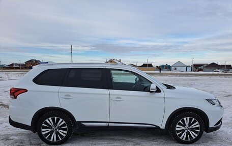 Mitsubishi Outlander III рестайлинг 3, 2019 год, 2 600 000 рублей, 5 фотография