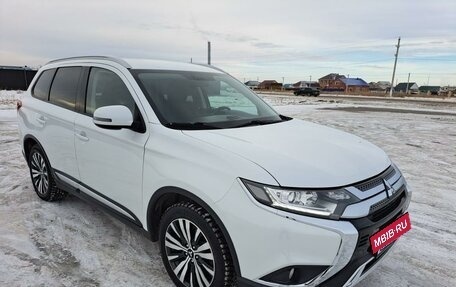 Mitsubishi Outlander III рестайлинг 3, 2019 год, 2 600 000 рублей, 4 фотография