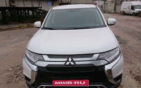 Mitsubishi Outlander III рестайлинг 3, 2019 год, 3 000 000 рублей, 2 фотография