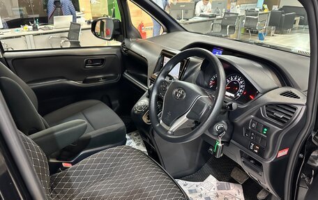 Toyota Noah III, 2018 год, 2 350 000 рублей, 12 фотография