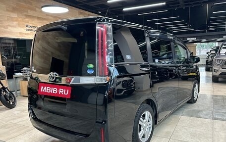 Toyota Noah III, 2018 год, 2 350 000 рублей, 8 фотография