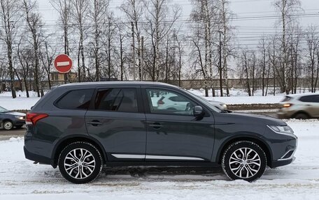 Mitsubishi Outlander III рестайлинг 3, 2016 год, 2 305 700 рублей, 5 фотография