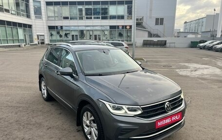 Volkswagen Tiguan II, 2021 год, 3 600 000 рублей, 2 фотография