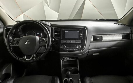 Mitsubishi Outlander III рестайлинг 3, 2015 год, 1 695 000 рублей, 10 фотография