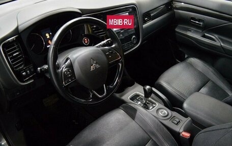 Mitsubishi Outlander III рестайлинг 3, 2016 год, 1 736 000 рублей, 10 фотография