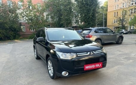 Mitsubishi Outlander III рестайлинг 3, 2014 год, 1 750 000 рублей, 4 фотография