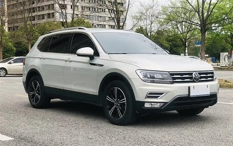 Volkswagen Tiguan II, 2021 год, 2 200 000 рублей, 2 фотография