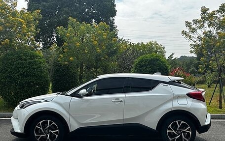 Toyota C-HR I рестайлинг, 2022 год, 2 290 000 рублей, 4 фотография