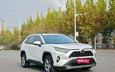 Toyota RAV4, 2021 год, 2 600 000 рублей, 3 фотография