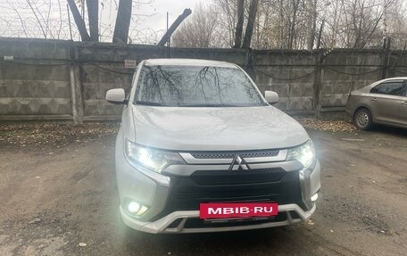 Mitsubishi Outlander III рестайлинг 3, 2022 год, 2 700 000 рублей, 2 фотография