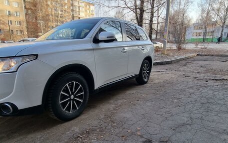 Mitsubishi Outlander III рестайлинг 3, 2014 год, 1 647 000 рублей, 2 фотография