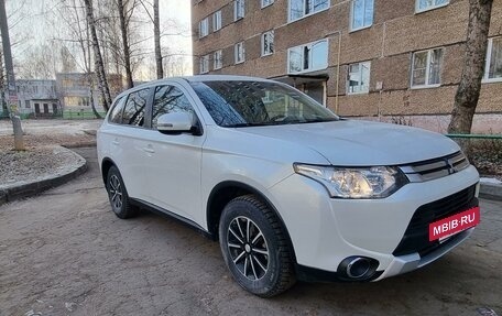 Mitsubishi Outlander III рестайлинг 3, 2014 год, 1 647 000 рублей, 8 фотография