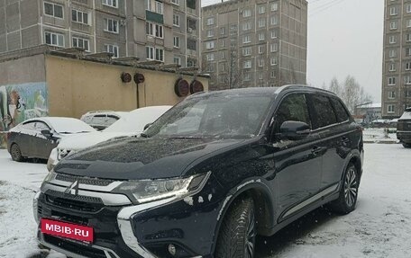 Mitsubishi Outlander III рестайлинг 3, 2019 год, 2 280 000 рублей, 6 фотография