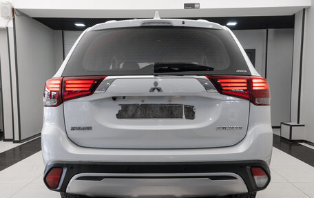 Mitsubishi Outlander III рестайлинг 3, 2018 год, 1 650 000 рублей, 5 фотография