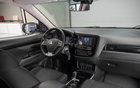 Mitsubishi Outlander III рестайлинг 3, 2018 год, 1 650 000 рублей, 12 фотография