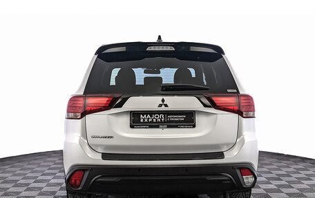 Mitsubishi Outlander III рестайлинг 3, 2022 год, 3 050 000 рублей, 6 фотография