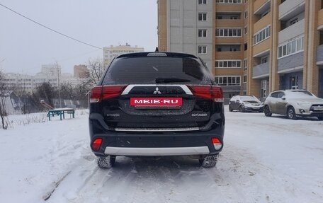 Mitsubishi Outlander III рестайлинг 3, 2018 год, 1 930 000 рублей, 2 фотография