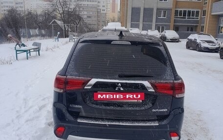 Mitsubishi Outlander III рестайлинг 3, 2018 год, 1 930 000 рублей, 4 фотография