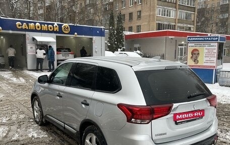 Mitsubishi Outlander III рестайлинг 3, 2017 год, 1 790 000 рублей, 6 фотография