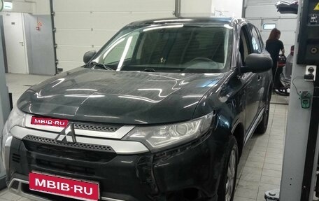 Mitsubishi Outlander III рестайлинг 3, 2020 год, 1 758 000 рублей, 1 фотография