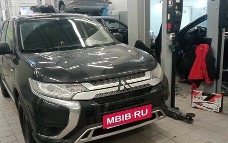 Mitsubishi Outlander III рестайлинг 3, 2020 год, 1 758 000 рублей, 2 фотография