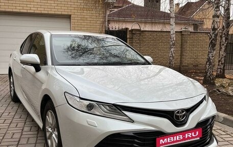 Toyota Camry, 2019 год, 2 050 000 рублей, 2 фотография