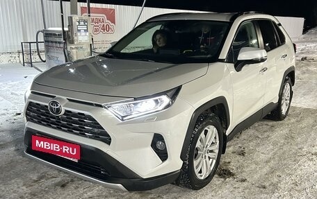 Toyota RAV4, 2020 год, 4 000 000 рублей, 10 фотография