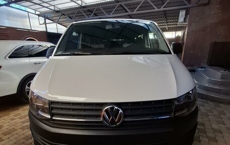 Volkswagen Transporter T6 рестайлинг, 2019 год, 3 800 000 рублей, 2 фотография