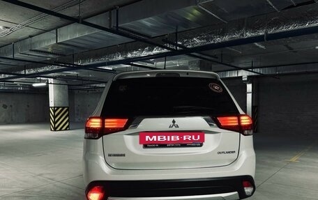 Mitsubishi Outlander III рестайлинг 3, 2016 год, 2 200 000 рублей, 6 фотография